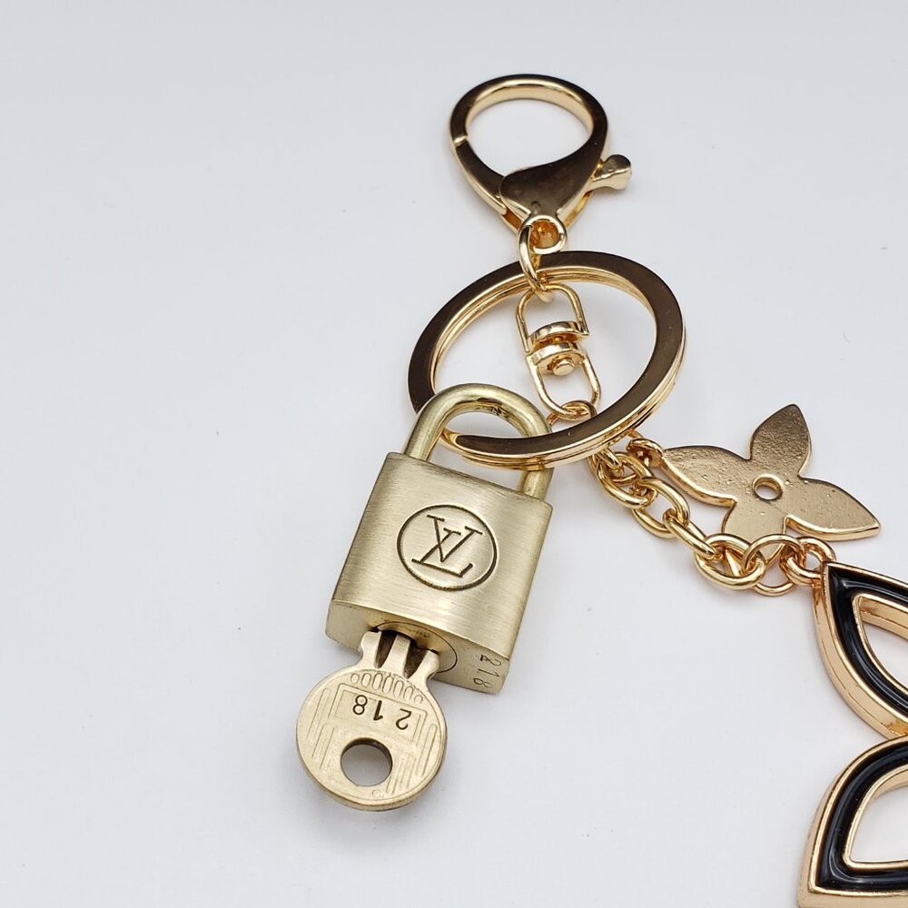 Authentic Louis Vuitton Lock & Key with Unbranded Clover Charm, Keychain 021226 - Picture 8 of 10